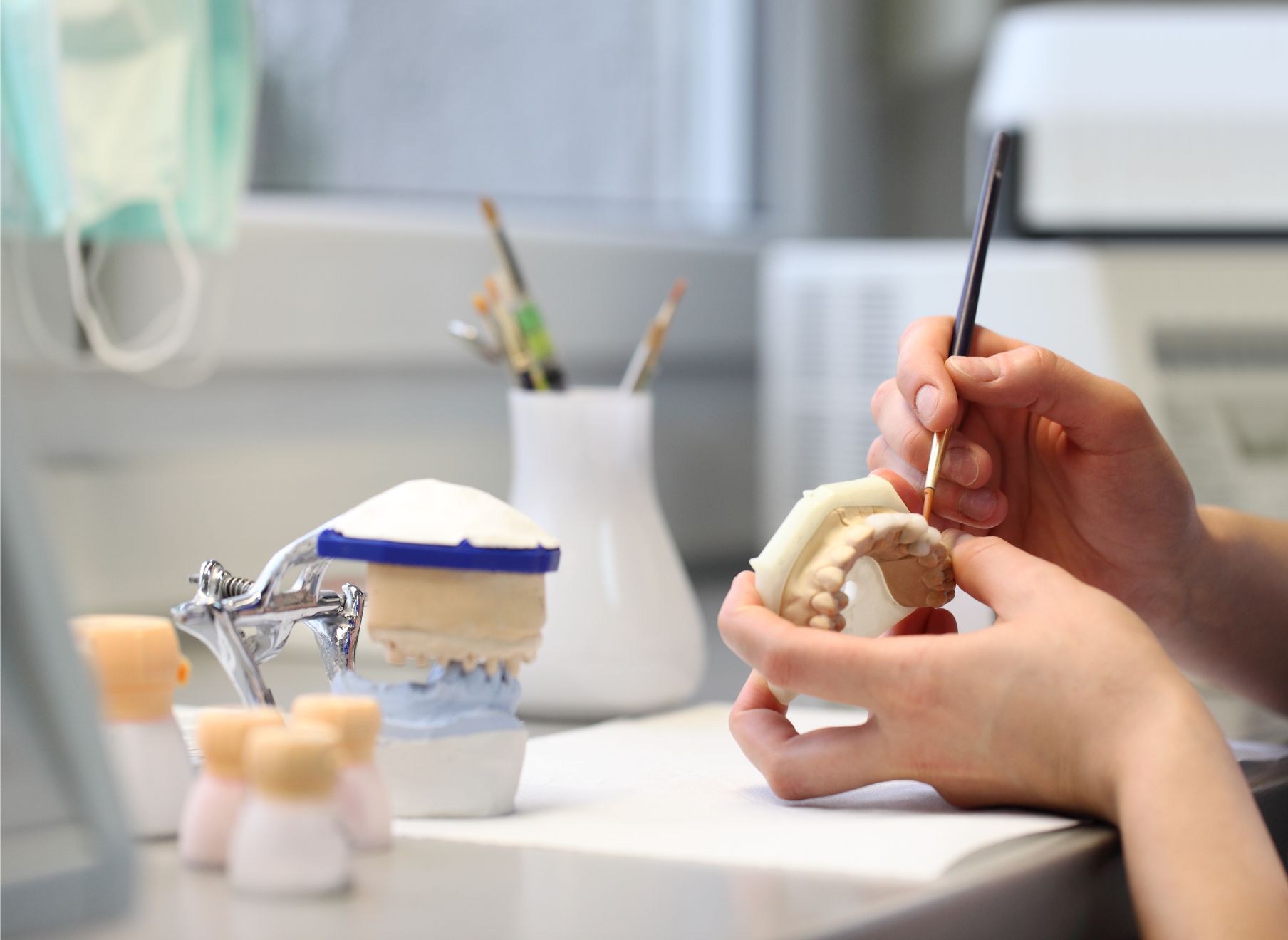 Studio Dentistico Grosseto e un uomo che costruisce una protesi