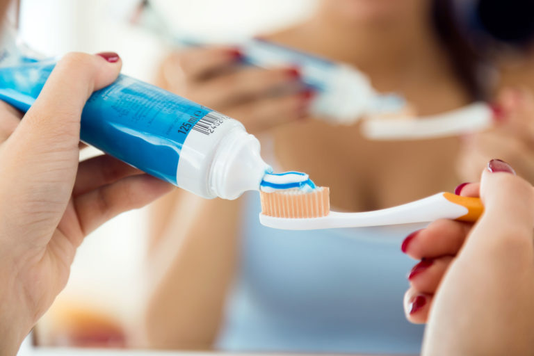 Lavare-i-denti-Studio-Petreni-Bianciardi-spazzolino-e-dentifricio