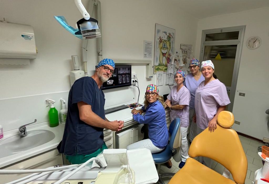 Studio dentistico Petreni Bianciardi e i cinque dentisti in una sala operatoria