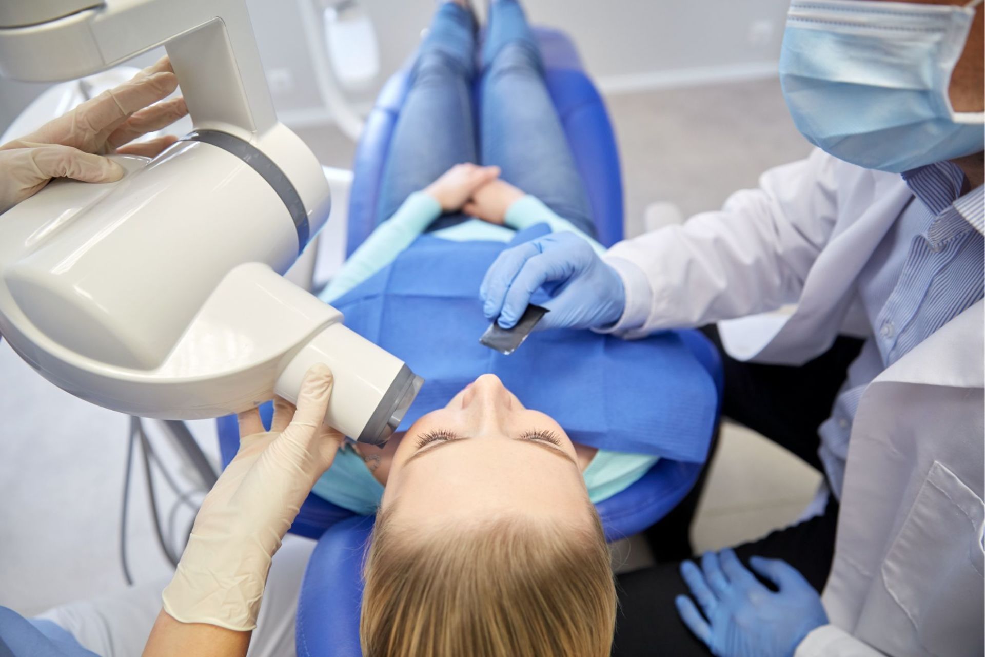 Studio Dentistico Grosseto mentre operano una donna alla bocca